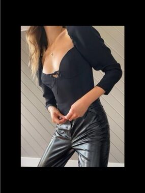 Aritzia Wilfred Novella Blouse —Black Sweetheart Neck Long Sleeve